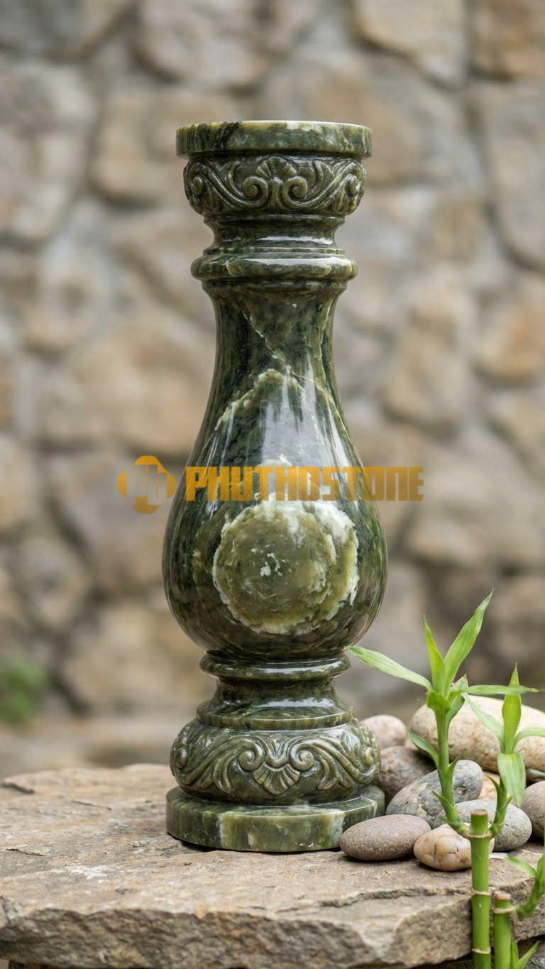 Con Tiện Đá Serpentine Vuông Thắt Eo: Trụ vuông có thắt eo ở 1/3 thân trên và dưới, cao 75cm, vuông 14cm, tạo hình khối khỏe khoắn.