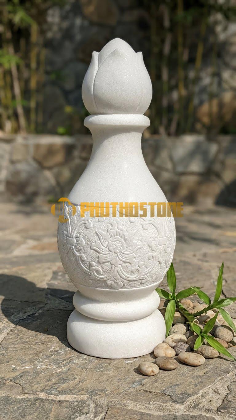 Con Tiện Đá Trắng Muối Đài Sen (Đầu Nụ): Thân tròn trơn, phần đỉnh tạo hình búp sen đang e ấp, cao 80cm, đk 12cm.