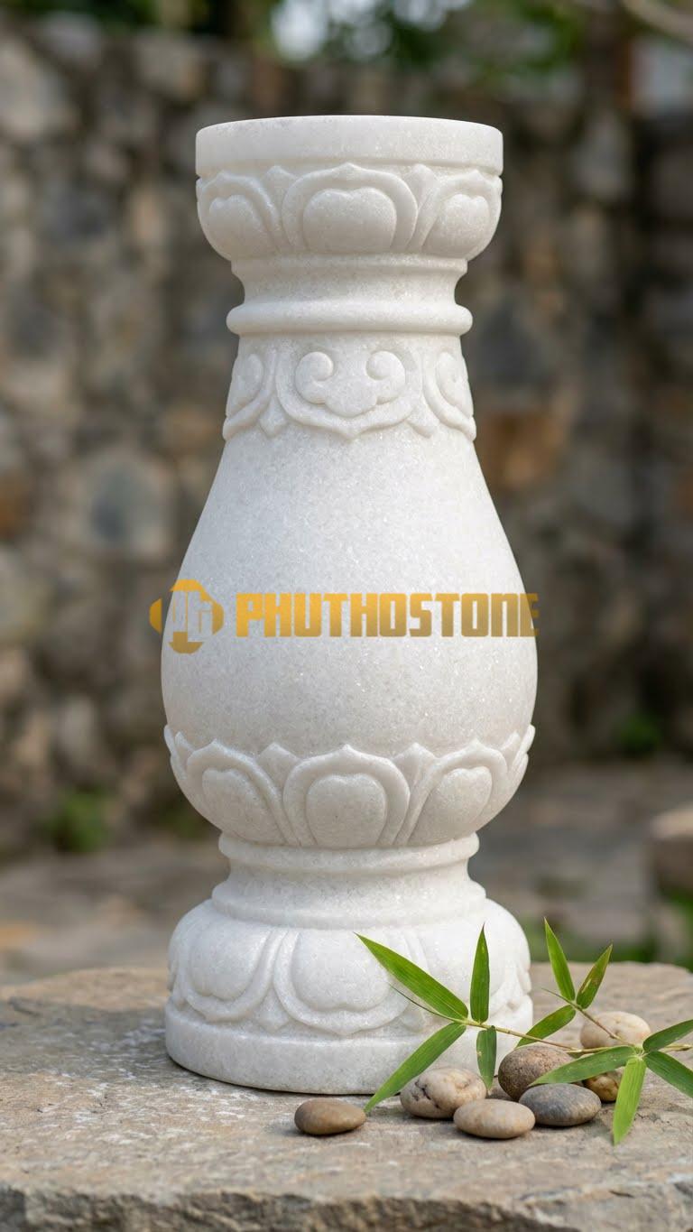 Con Tiện Đá Trắng Muối Đồng Hồ Cát: Dáng thắt nhỏ ở giữa, loe to hai đầu đối xứng như đồng hồ cát, cao 70cm, đk 14cm.