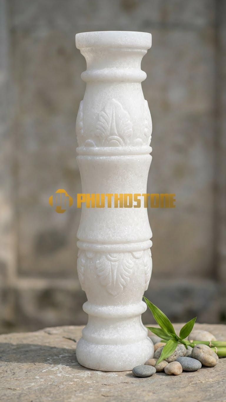 Con Tiện Đá Trắng Muối Đốt Trúc 3 Đốt: Mô phỏng thân cây trúc với 3 đốt đều nhau, cao 60cm, đk 10cm, các mắt trúc chạm nổi rõ nét.
