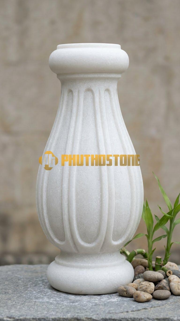 Con Tiện Đá Trắng Muối Lục Bình Khía Múi (Quả Dưa): Dáng bầu dục, cao 70cm, đk 14cm, thân khía rãnh dọc như múi dưa gang.