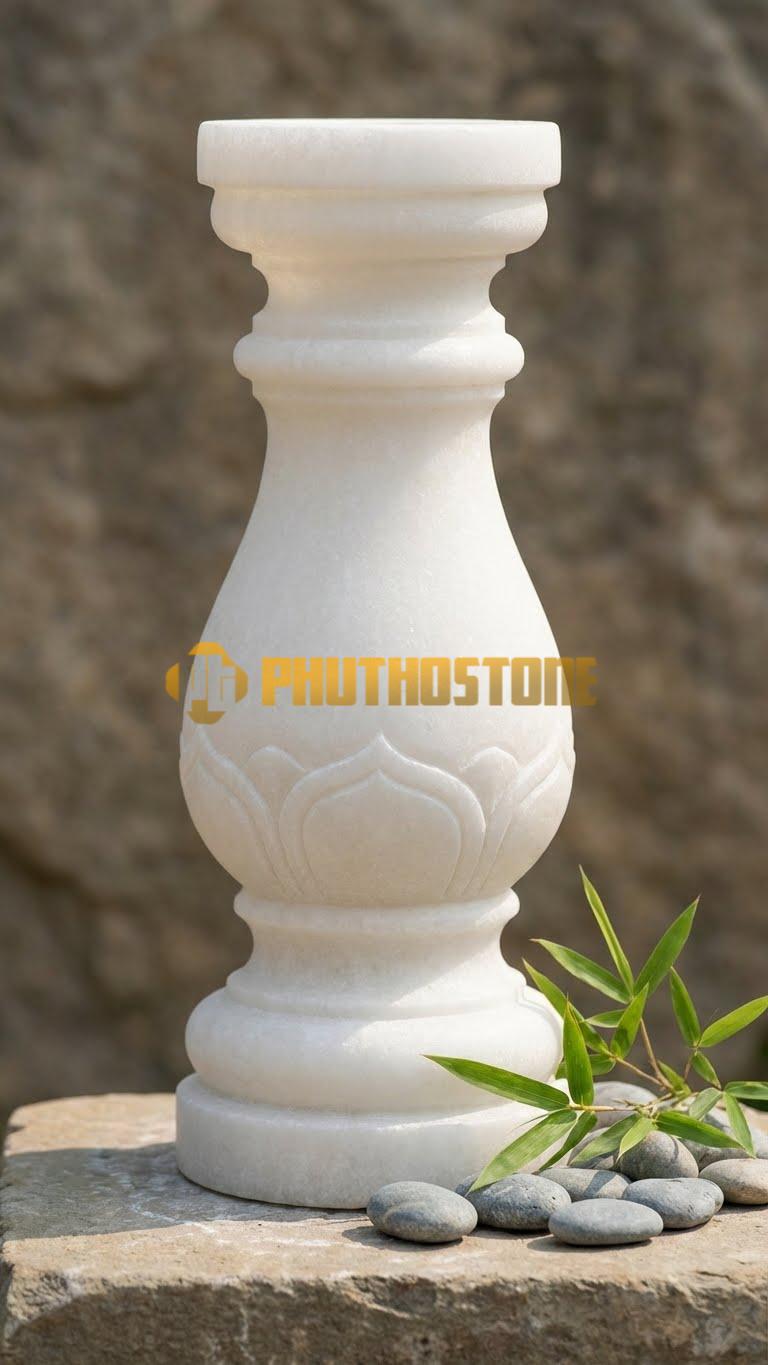 Con Tiện Đá Trắng Muối Lục Giác (6 Cạnh): Trụ hình lục lăng đều, cao 70cm, đk 13cm, các cạnh sắc sảo, không chạm hoa văn.