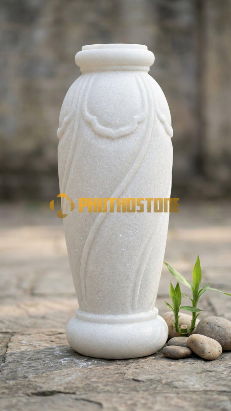Con Tiện Đá Trắng Muối Tròn Khía Rãnh Xoắn: Thân trụ tròn, cao 75cm, đk 14cm, chạm rãnh xoắn ốc chạy dọc quanh thân như mũi khoan.