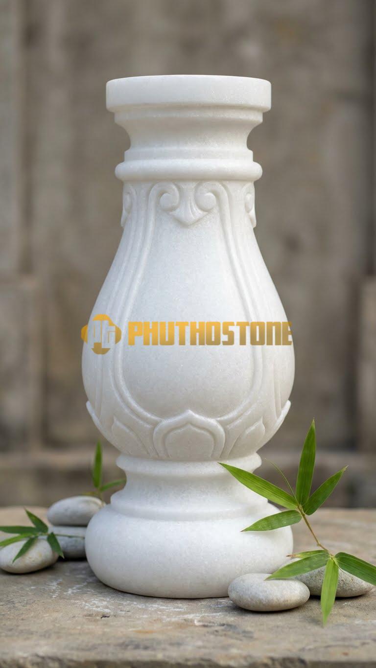 Con Tiện Đá Trắng Muối Vuông Chạm Chữ Phúc: Trụ vuông, cao 80cm, vuông 14cm, chạm nổi chữ Phúc thư pháp, thường đi cặp với Con tiện chữ Thọ.