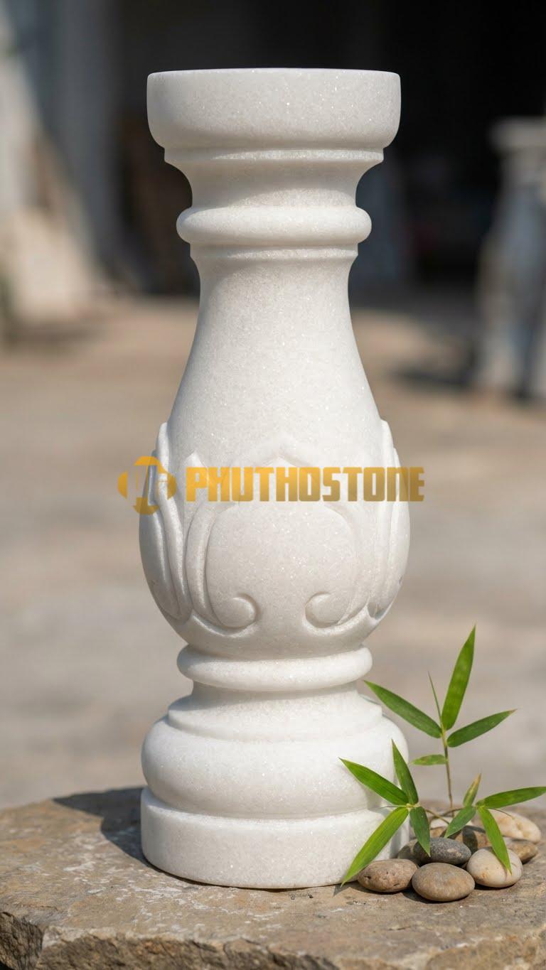 Con Tiện Đá Trắng Muối Vuông Đơn Giản: Dáng trụ vuông thẳng đứng, cao 70cm, vuông 12cm, bốn mặt phẳng trơn, mài vát nhẹ 4 góc.