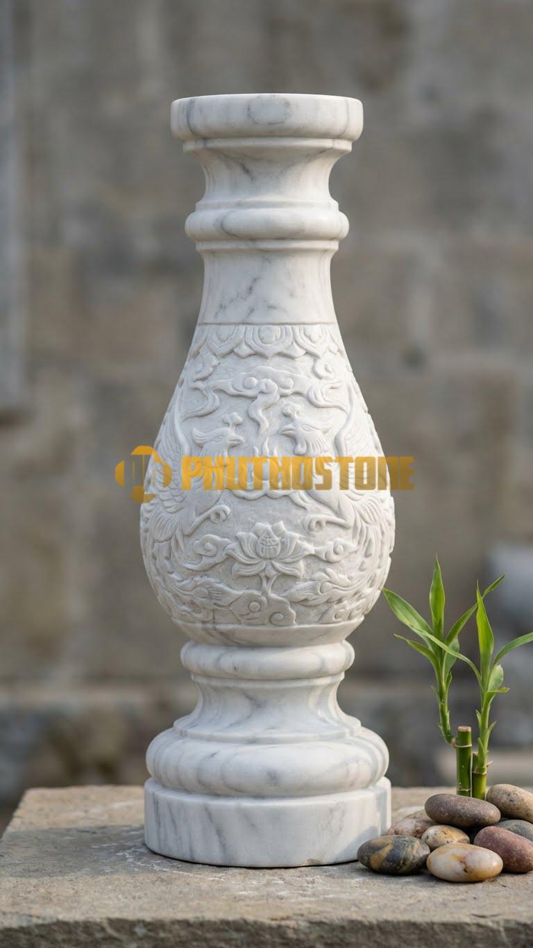 Con Tiện Đá Trắng Xanh Lục Bình Chạm Phượng: Dáng lục bình, cao 80cm, đk 16cm, thân bình chạm khắc hình chim Phượng hoàng.