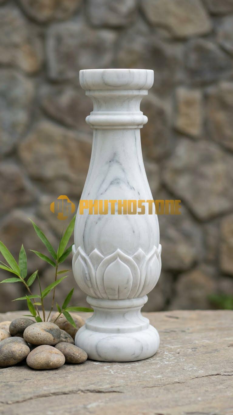 Con Tiện Đá Trắng Xanh Lục Bình Chạm Sen (Đáy): Dáng lục bình, cao 75cm, đk 14cm, phần bầu dưới chạm cánh sen úp bao quanh.