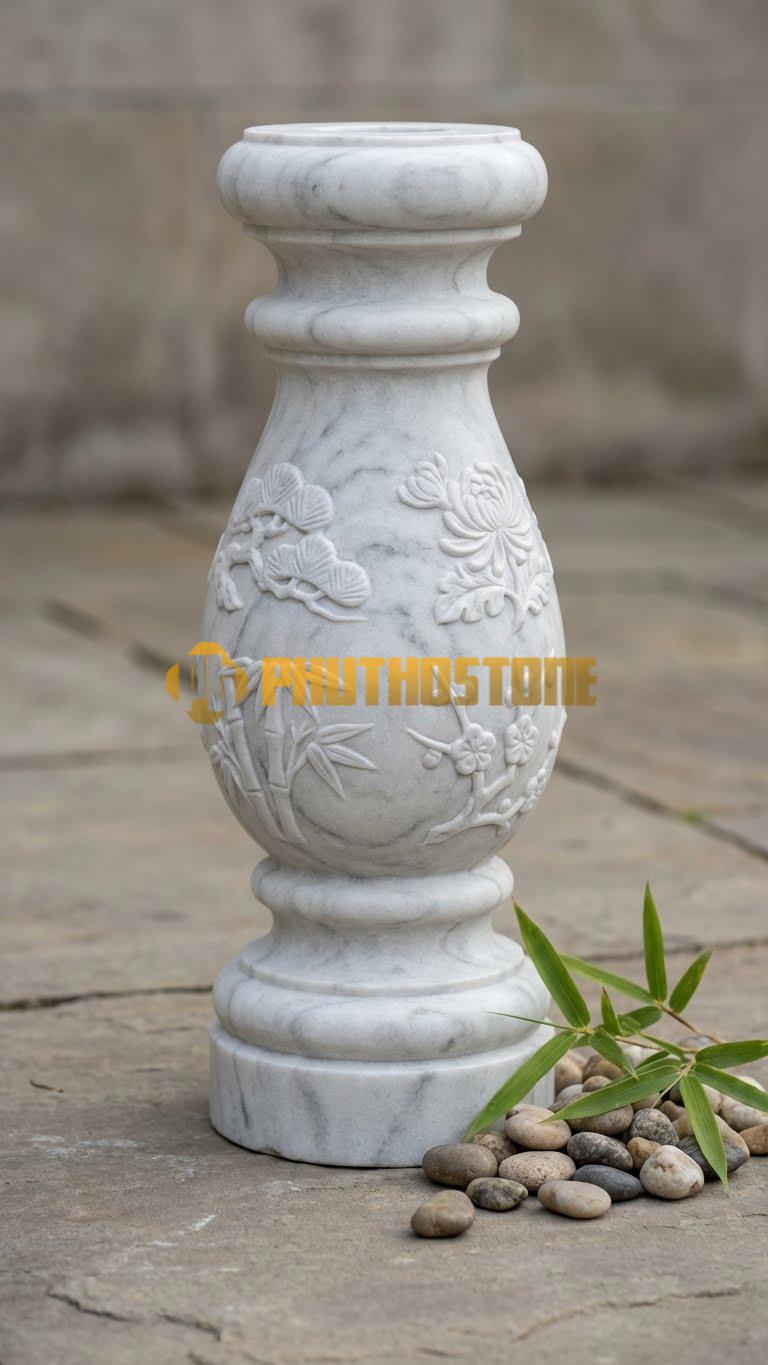 Con Tiện Đá Trắng Xanh Lục Bình Chạm Tứ Quý: Dáng bầu dài, cao 85cm, đk 18cm, chia 4 mặt chạm Tùng – Cúc – Trúc – Mai nhỏ.