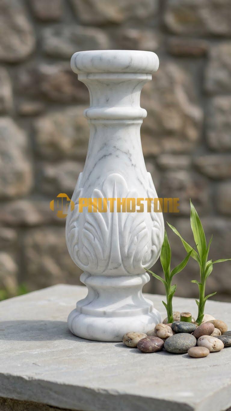 Con Tiện Đá Trắng Xanh Lục Bình Miệng Loe: Dáng cổ thắt nhỏ, miệng loe rộng như đài hoa, cao 75cm, đk 14cm, viền miệng chạm hạt cườm.
