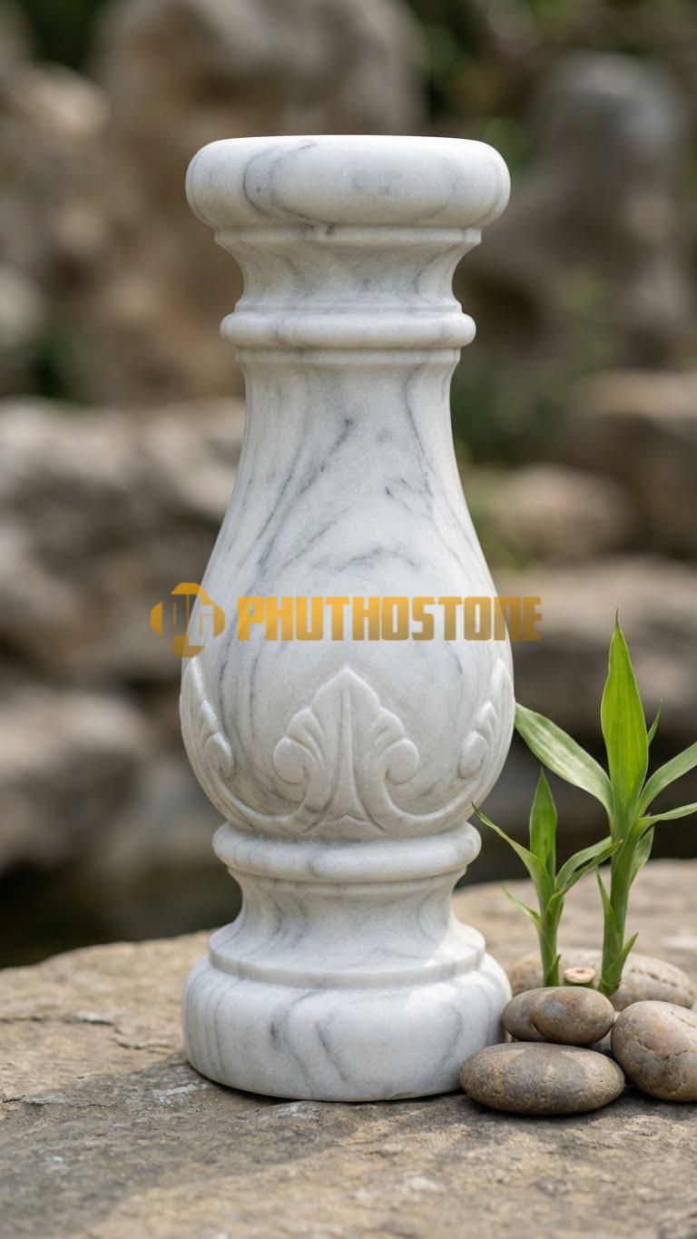 Con Tiện Đá Trắng Xanh Lục Giác (6 Cạnh): Trụ hình lục lăng đều, cao 70cm, đk 13cm, các cạnh sắc sảo, không chạm hoa văn.