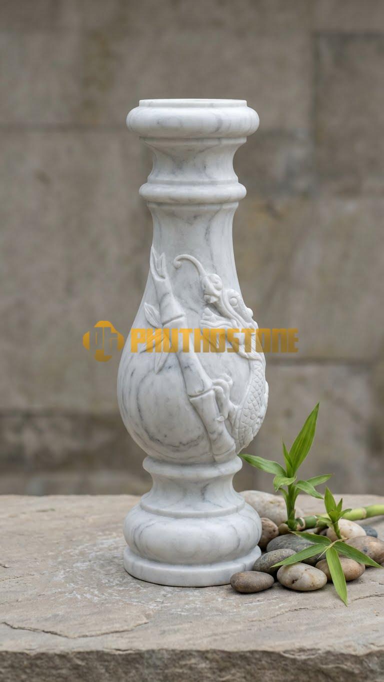 Con Tiện Đá Trắng Xanh Trúc Hóa Long: Dáng đốt trúc nhưng phần đầu uốn cong nhẹ mô phỏng đầu rồng, cao 80cm, đk 14cm.