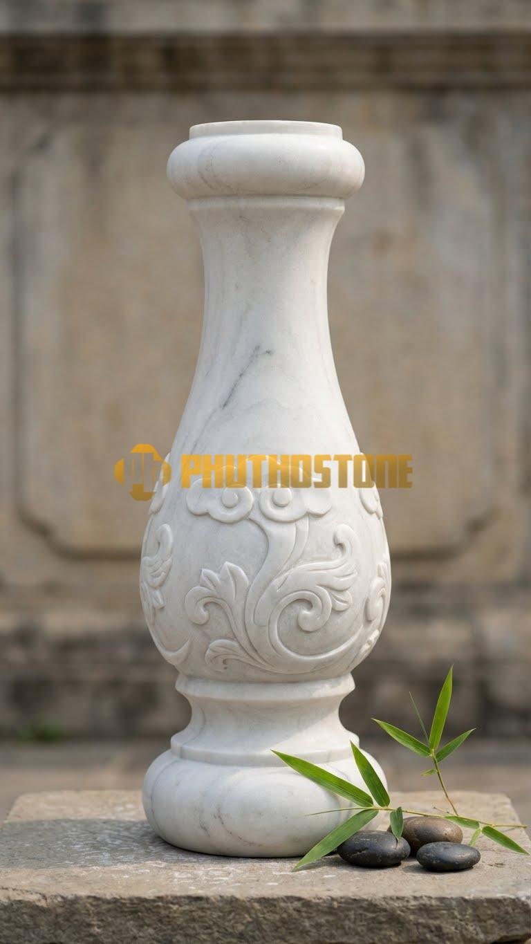 Con Tiện Đá Trắng Xanh Vuông Chạm Chữ Phúc: Trụ vuông, cao 80cm, vuông 14cm, chạm nổi chữ Phúc thư pháp, thường đi cặp với Con tiện chữ Thọ.