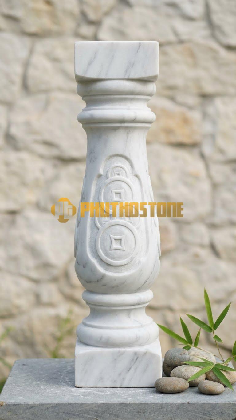 Con Tiện Đá Trắng Xanh Vuông Chạm Đồng Tiền: Trụ vuông, cao 80cm, vuông 14cm, chạm khắc hình đồng xu cổ (Kim tiền) ở mặt trước.