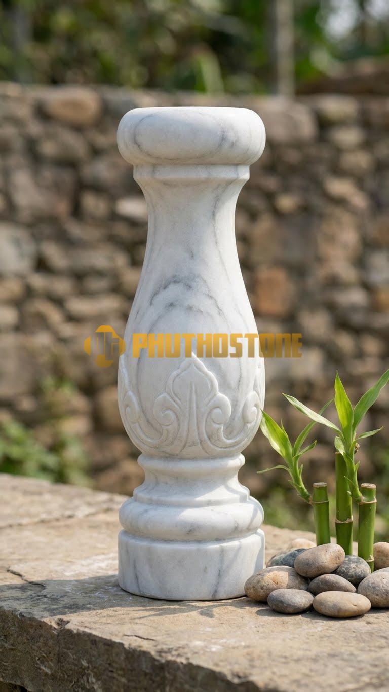 Con Tiện Đá Trắng Xanh Vuông Chỉ Nổi: Trụ vuông, cao 70cm, vuông 12cm, chạy các đường chỉ nổi bao quanh thân tạo điểm nhấn.