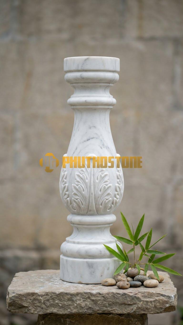 Con Tiện Đá Trắng Xanh Vuông Thắt Eo: Trụ vuông có thắt eo ở 1/3 thân trên và dưới, cao 75cm, vuông 14cm, tạo hình khối khỏe khoắn.