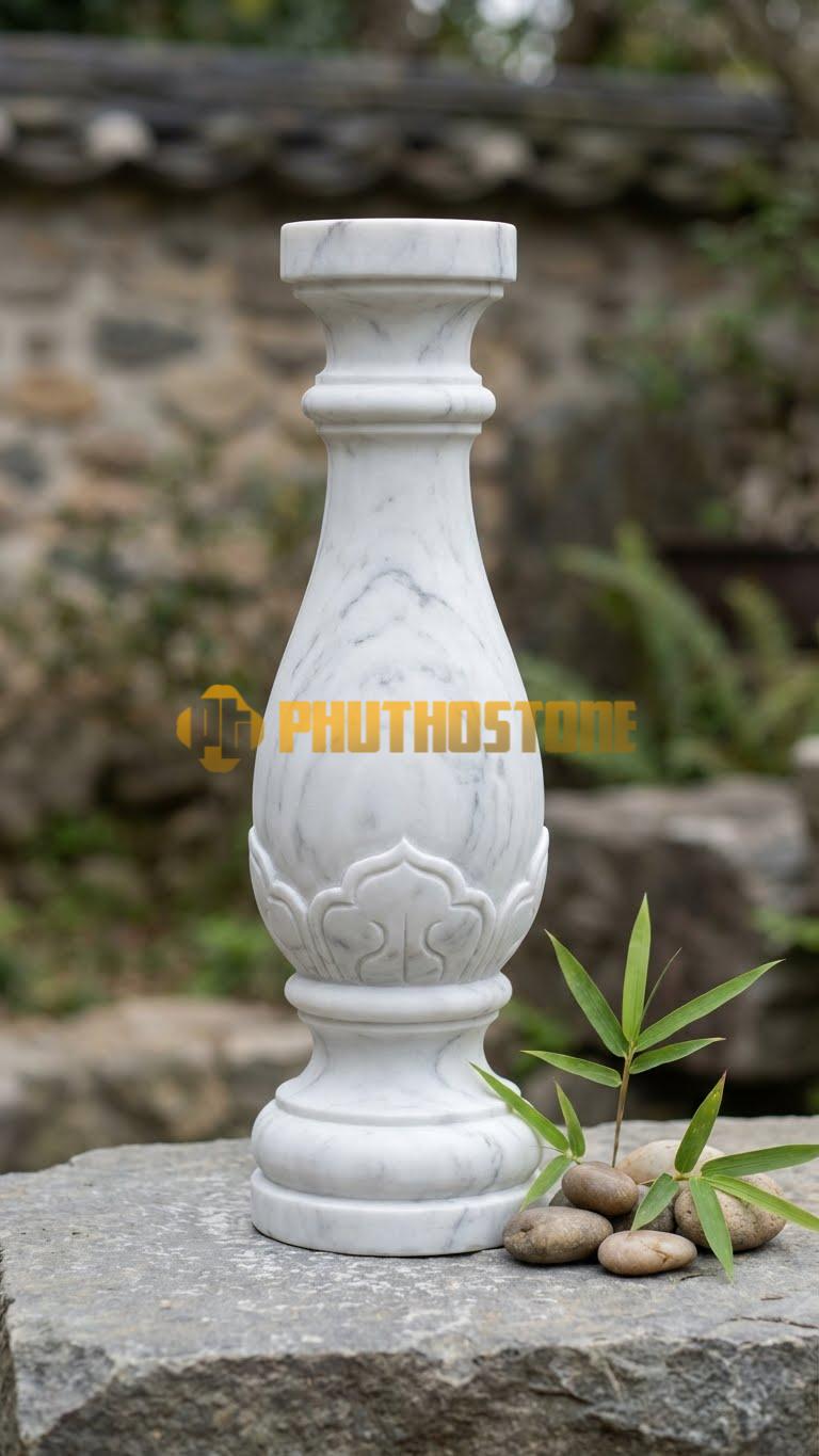 Con Tiện Đá Trắng Yên Bái Đồng Hồ Cát: Dáng thắt nhỏ ở giữa, loe to hai đầu đối xứng như đồng hồ cát, cao 70cm, đk 14cm.