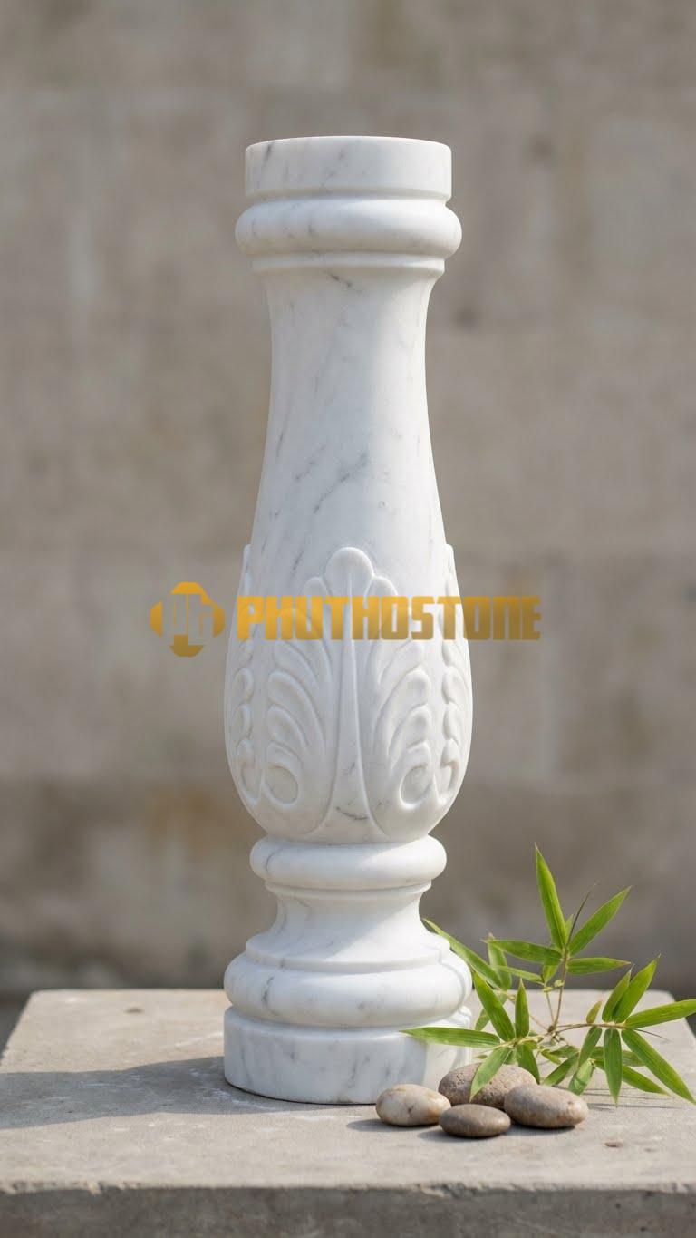 Con Tiện Đá Trắng Yên Bái Tròn Hai Đầu Vuông: Thân giữa tròn, hai đầu (chân và đỉnh) bo vuông, cao 75cm, đk 12cm, dễ dàng lắp ghép mộng.