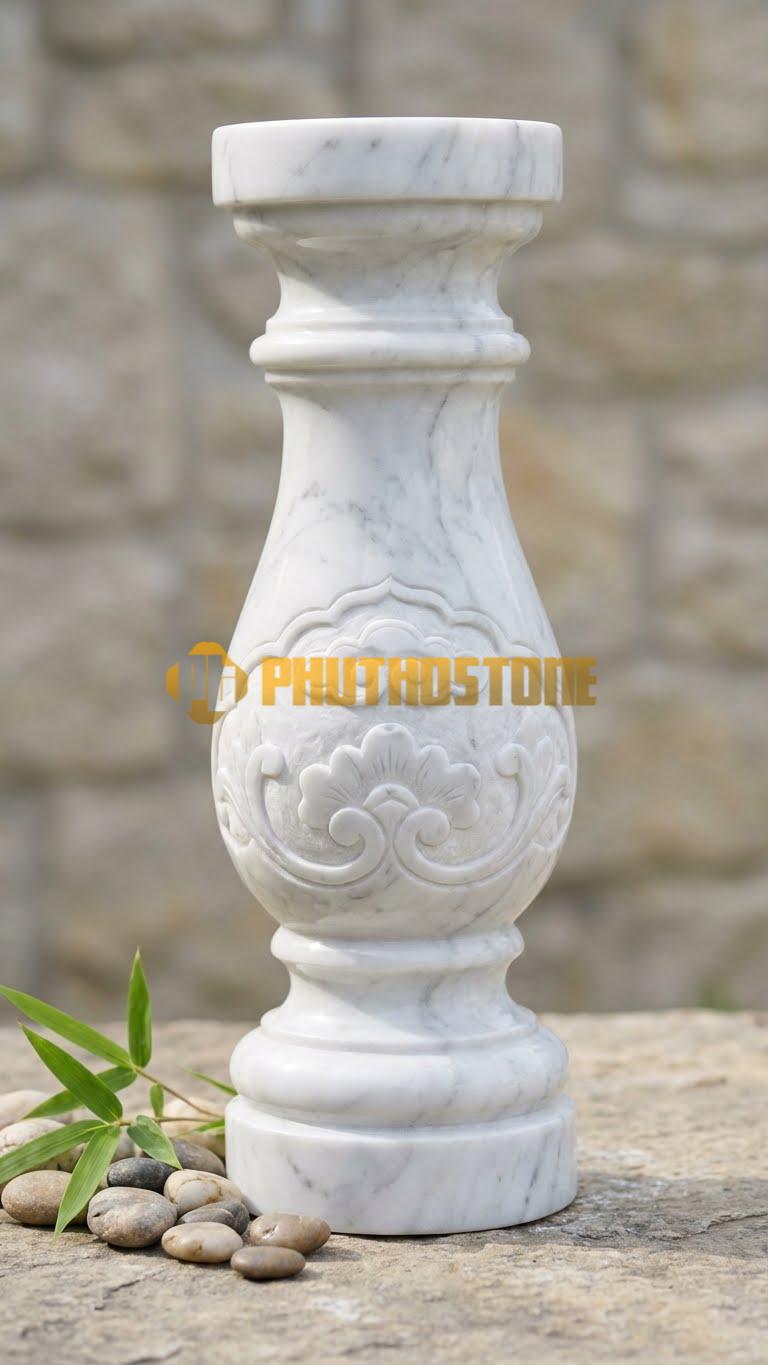 Con Tiện Đá Trắng Yên Bái Vuông Chạm Đồng Tiền: Trụ vuông, cao 80cm, vuông 14cm, chạm khắc hình đồng xu cổ (Kim tiền) ở mặt trước.