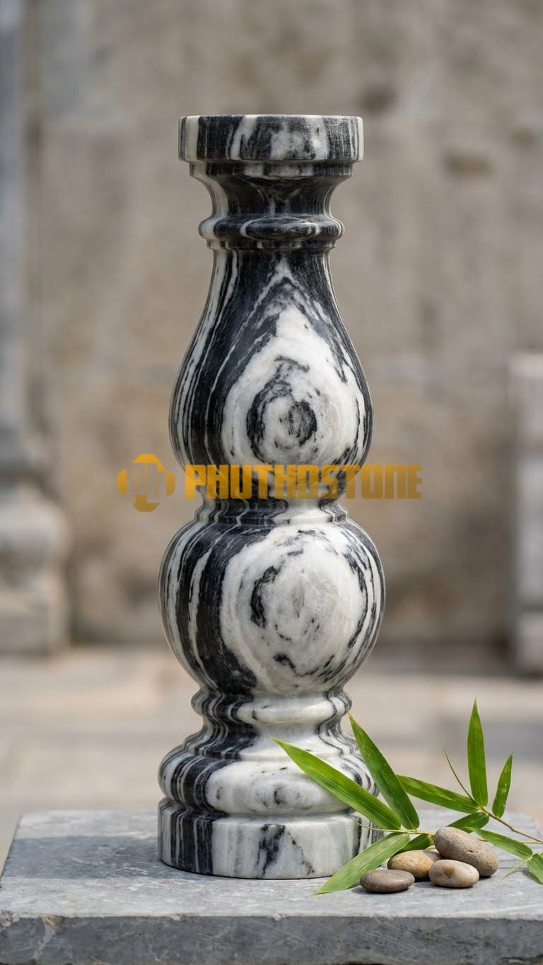 Con Tiện Đá Tuyết Sơn Hồ Lô Đơn: Dáng 2 bầu tròn chồng lên nhau như quả hồ lô, cao 65cm, đk 14cm, tượng trưng sức khỏe.