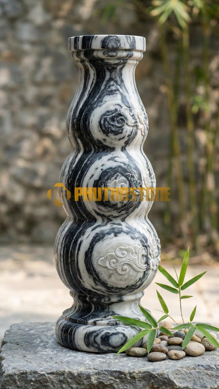 Con Tiện Đá Tuyết Sơn Hồ Lô Kép: Dáng 3 bầu tròn nhỏ dần về phía trên, cao 85cm, đk 15cm, dáng cao lạ mắt.