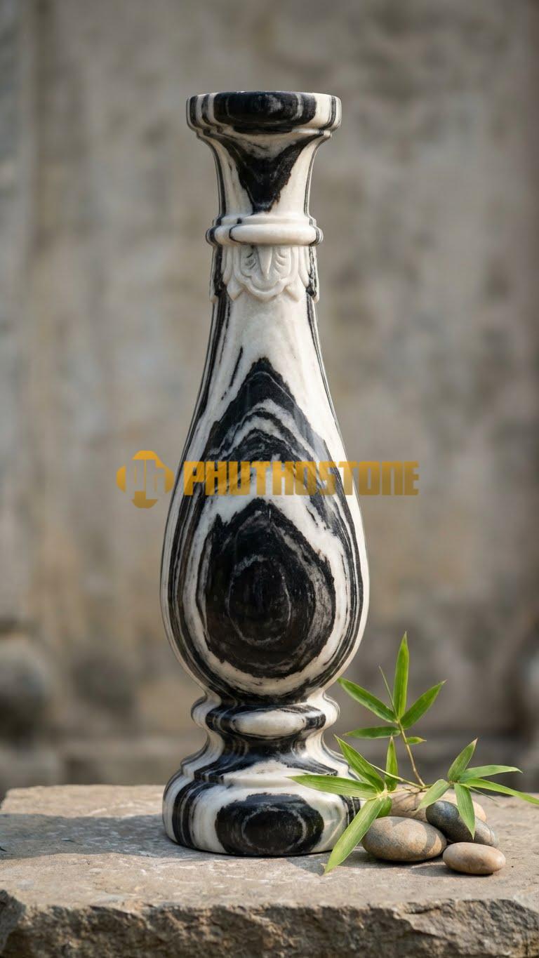 Con Tiện Đá Tuyết Sơn Lục Bình Cổ Cao: Dáng thon thả, phần cổ kéo dài thanh thoát, cao 80cm, đk 12cm, thân trơn không chạm.
