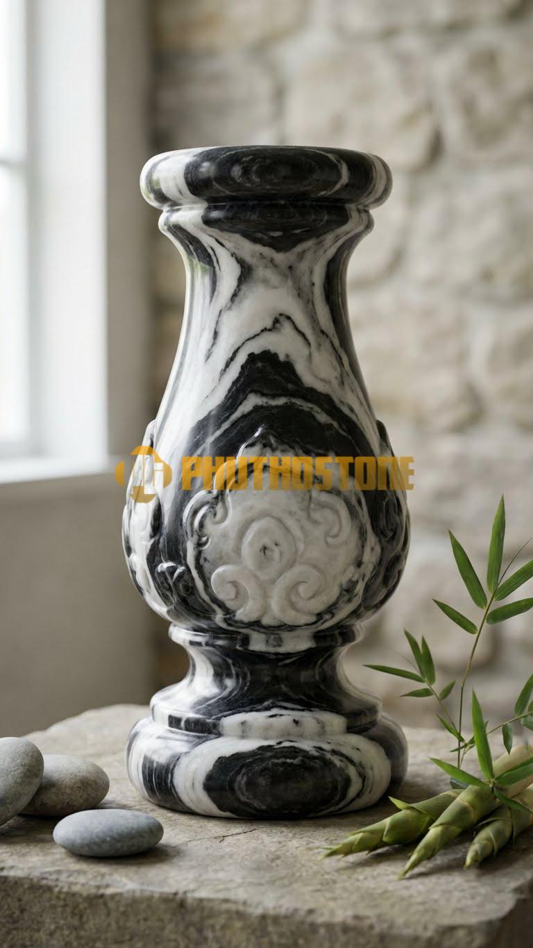 Con Tiện Đá Tuyết Sơn Vuông Chạm Chữ Thọ: Trụ vuông, cao 80cm, vuông 14cm, chạm nổi chữ Thọ triện ở hai mặt chính.