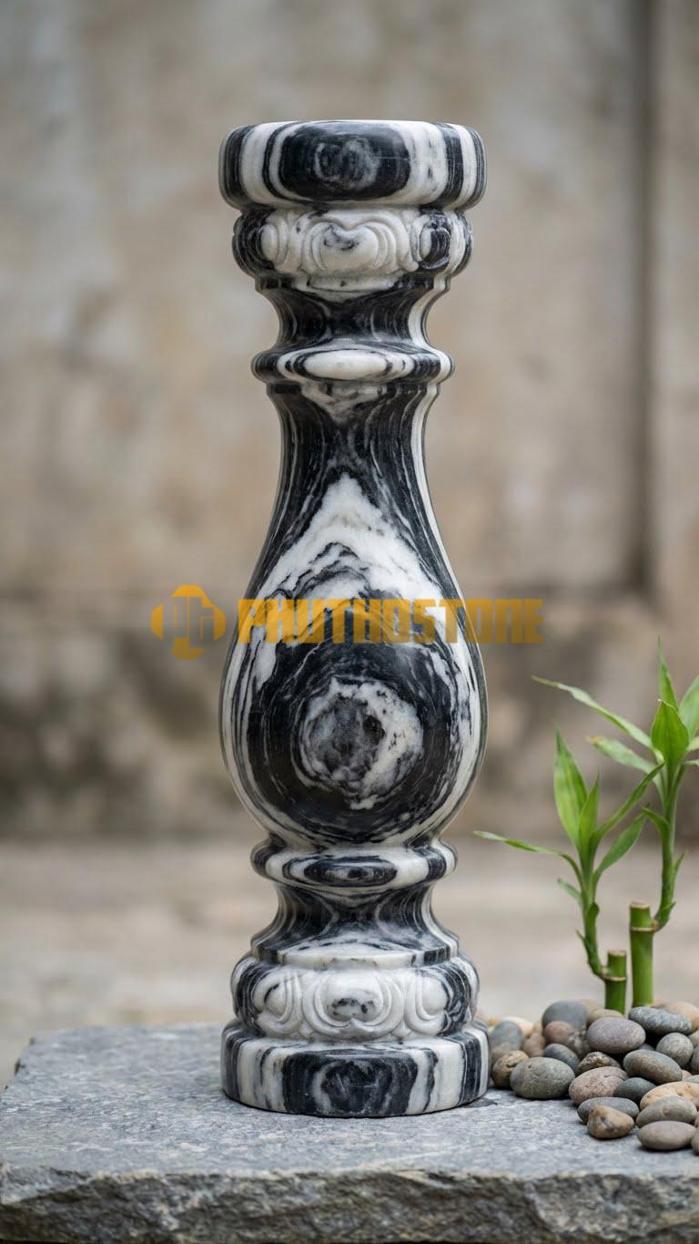 Con Tiện Đá Tuyết Sơn Vuông Đơn Giản: Dáng trụ vuông thẳng đứng, cao 70cm, vuông 12cm, bốn mặt phẳng trơn, mài vát nhẹ 4 góc.