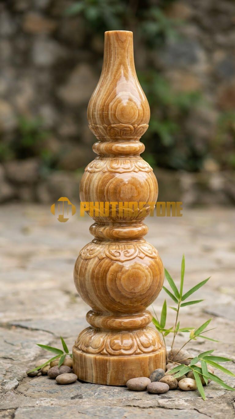 Con Tiện Đá Vân Gỗ Hồ Lô Kép: Dáng 3 bầu tròn nhỏ dần về phía trên, cao 85cm, đk 15cm, dáng cao lạ mắt.