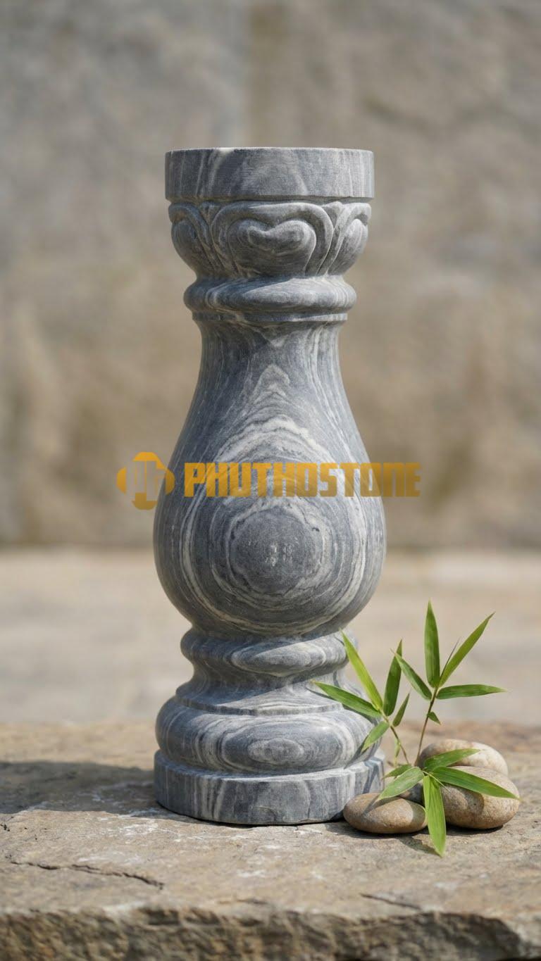 Con Tiện Đá Vân Mây Lục Bình Bụng Béo: Dáng bầu to ở giữa thấp, cao 60cm, đk 15cm, tạo cảm giác vững chãi, mập mạp.