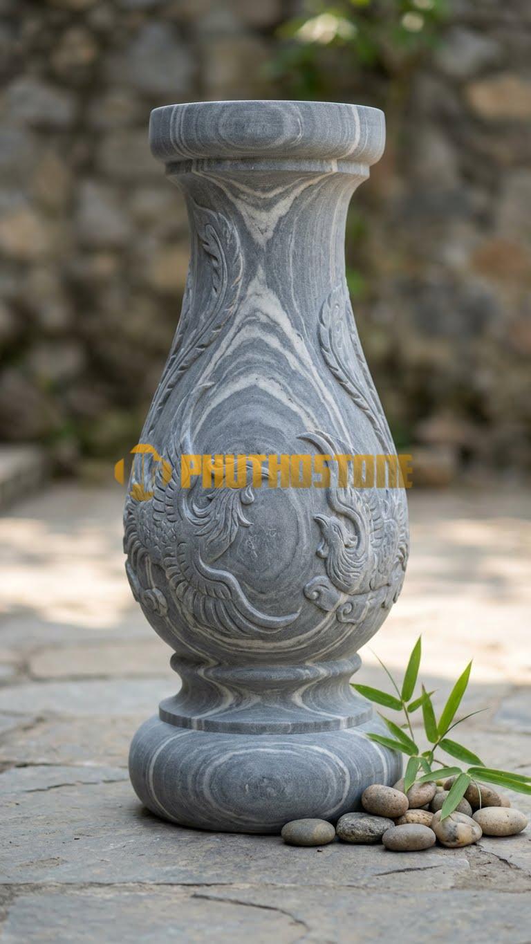 Con Tiện Đá Vân Mây Lục Bình Chạm Phượng: Dáng lục bình, cao 80cm, đk 16cm, thân bình chạm khắc hình chim Phượng hoàng.