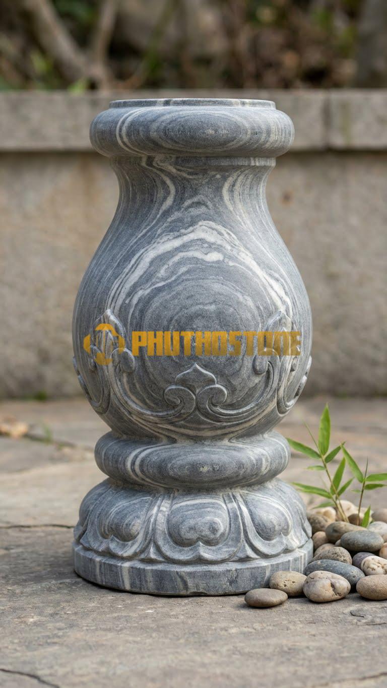 Con Tiện Đá Vân Mây Lục Bình Chạm Sen (Đáy): Dáng lục bình, cao 75cm, đk 14cm, phần bầu dưới chạm cánh sen úp bao quanh.