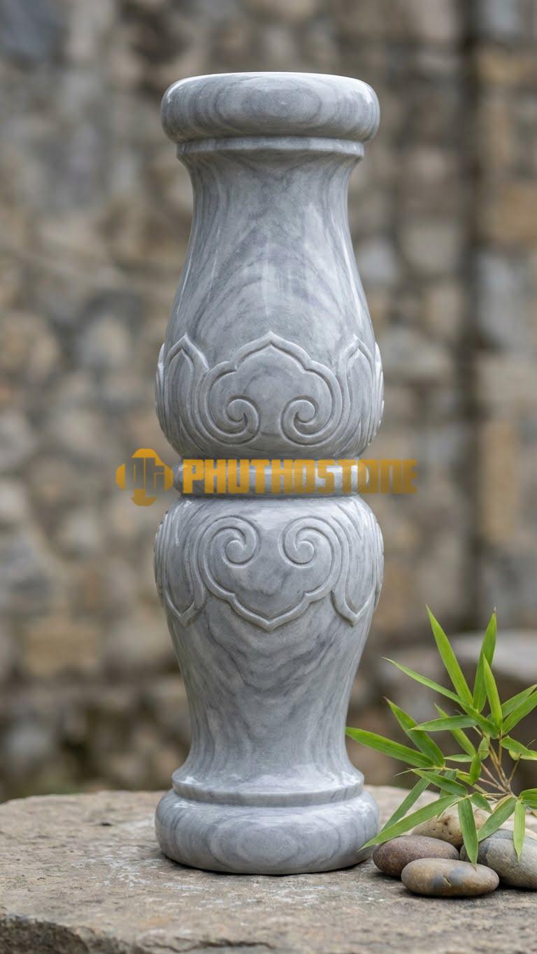 Con Tiện Đá Xám Vân Mây Hồ Lô Kép: Dáng 3 bầu tròn nhỏ dần về phía trên, cao 85cm, đk 15cm, dáng cao lạ mắt.