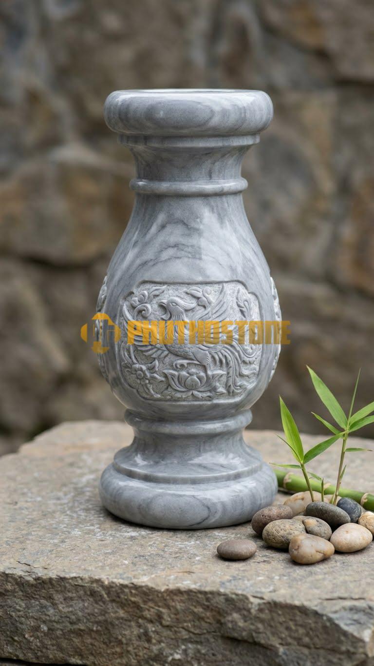 Con Tiện Đá Xám Vân Mây Lục Bình Chạm Phượng: Dáng lục bình, cao 80cm, đk 16cm, thân bình chạm khắc hình chim Phượng hoàng.