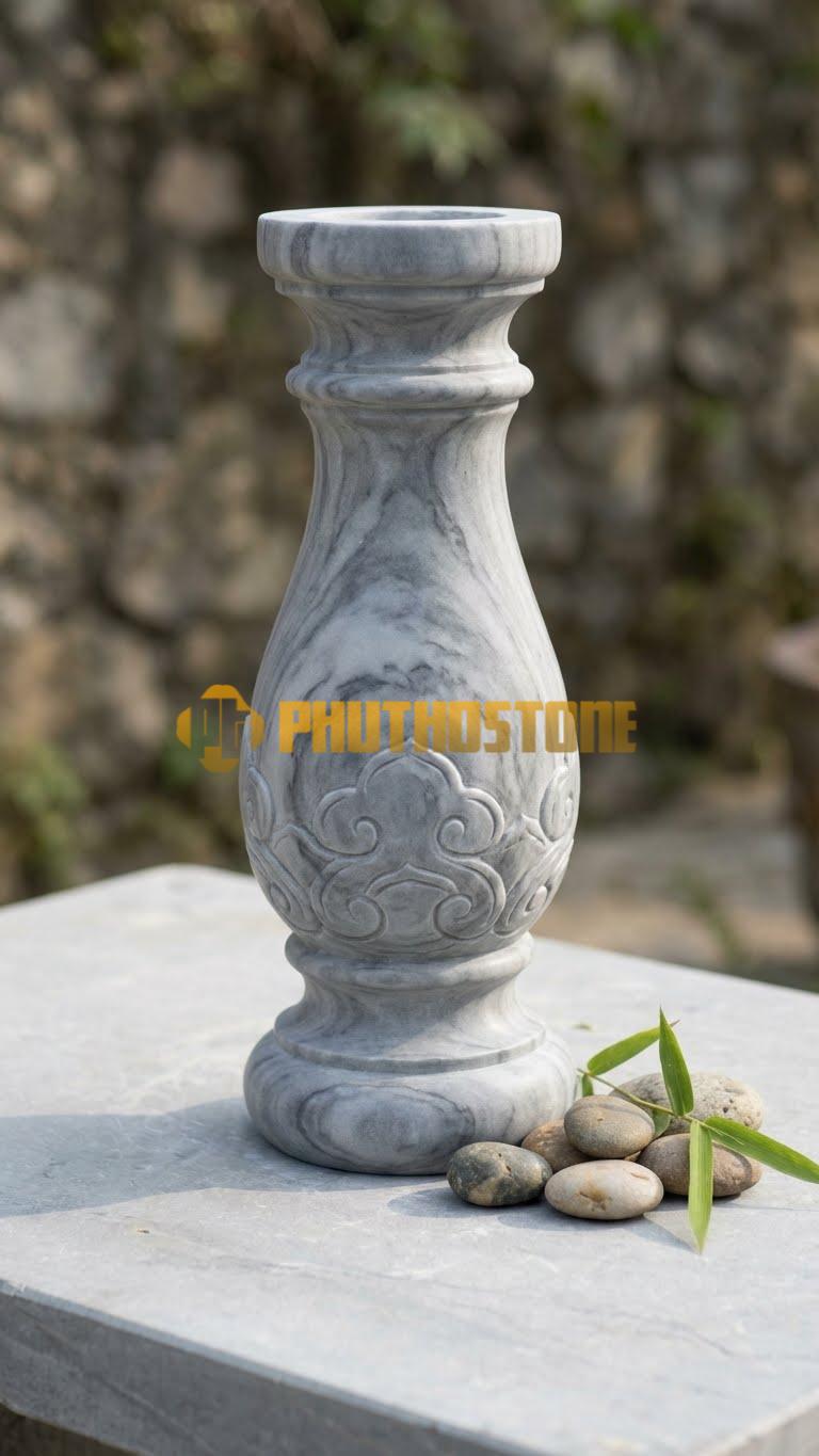 Con Tiện Đá Xám Vân Mây Lục Bình Truyền Thống: Dáng bình bông thắt cổ chai, cao 70cm, đường kính (đk) 12cm, bề mặt trơn đánh bóng mờ.