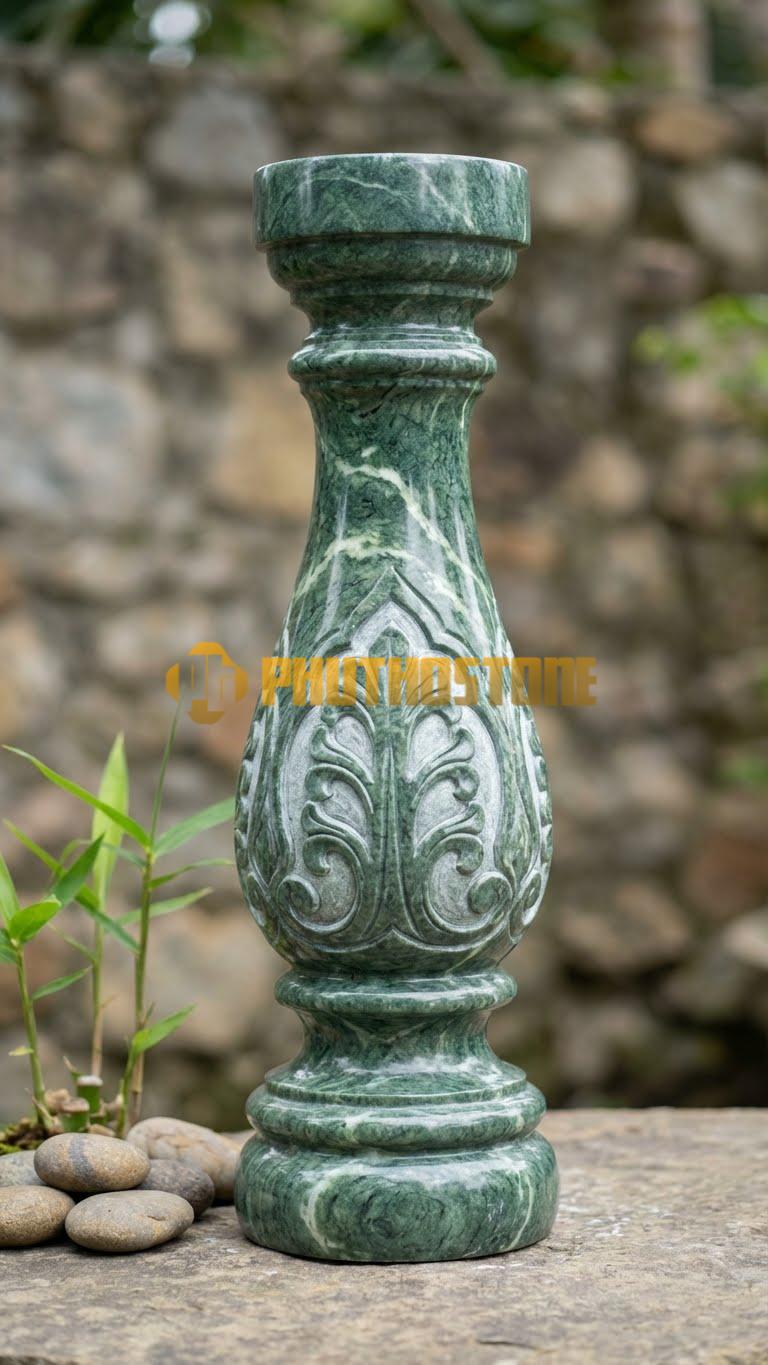 Con Tiện Đá Xanh Ấn Đồng Hồ Cát: Dáng thắt nhỏ ở giữa, loe to hai đầu đối xứng như đồng hồ cát, cao 70cm, đk 14cm.