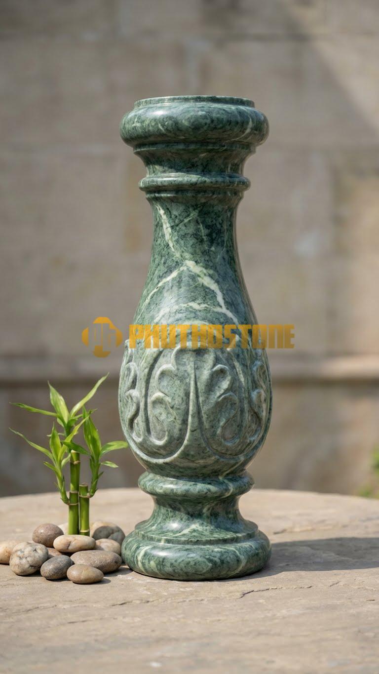 Con Tiện Đá Xanh Ấn Lục Bình Bụng Béo: Dáng bầu to ở giữa thấp, cao 60cm, đk 15cm, tạo cảm giác vững chãi, mập mạp.