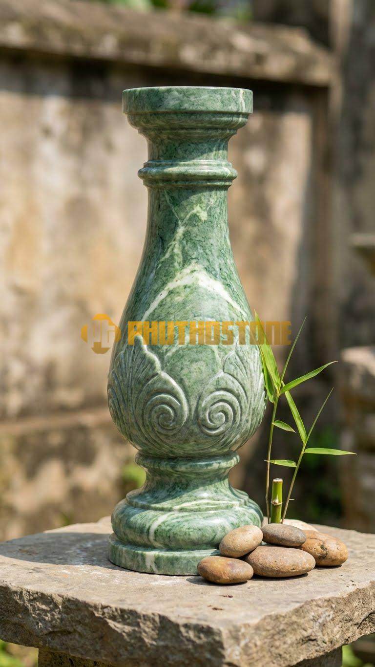 Con Tiện Đá Xanh Ấn Tròn Khía Rãnh Xoắn: Thân trụ tròn, cao 75cm, đk 14cm, chạm rãnh xoắn ốc chạy dọc quanh thân như mũi khoan.