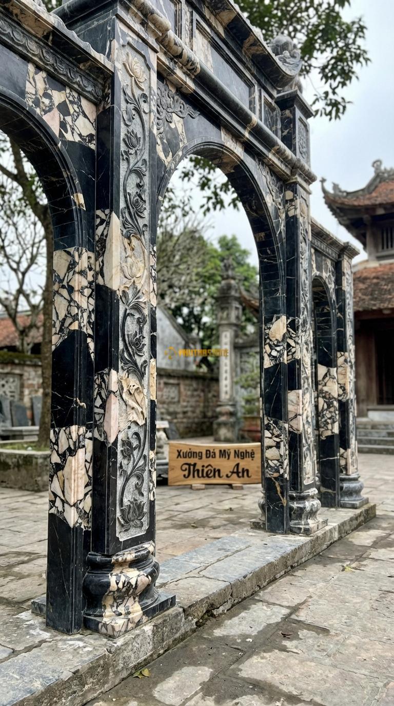 Cổng Tam Quan Đá Da Báo Sen Hóa: Họa tiết dây sen mềm mại chạy dọc cột, phù hợp cổng chùa. Cột tròn đường kính 35cm; Rộng phủ bì 3m68