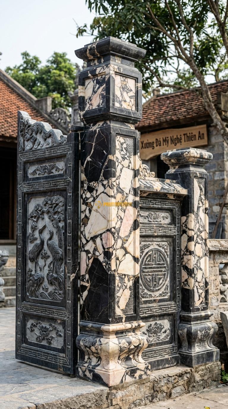 Cổng Tam Quan Đá Da Báo Tùng Hạc Diên Niên: Vách cổng chạm hạc dưới gốc tùng. Cột chính vuông 32cm; Rộng phủ bì 3m42