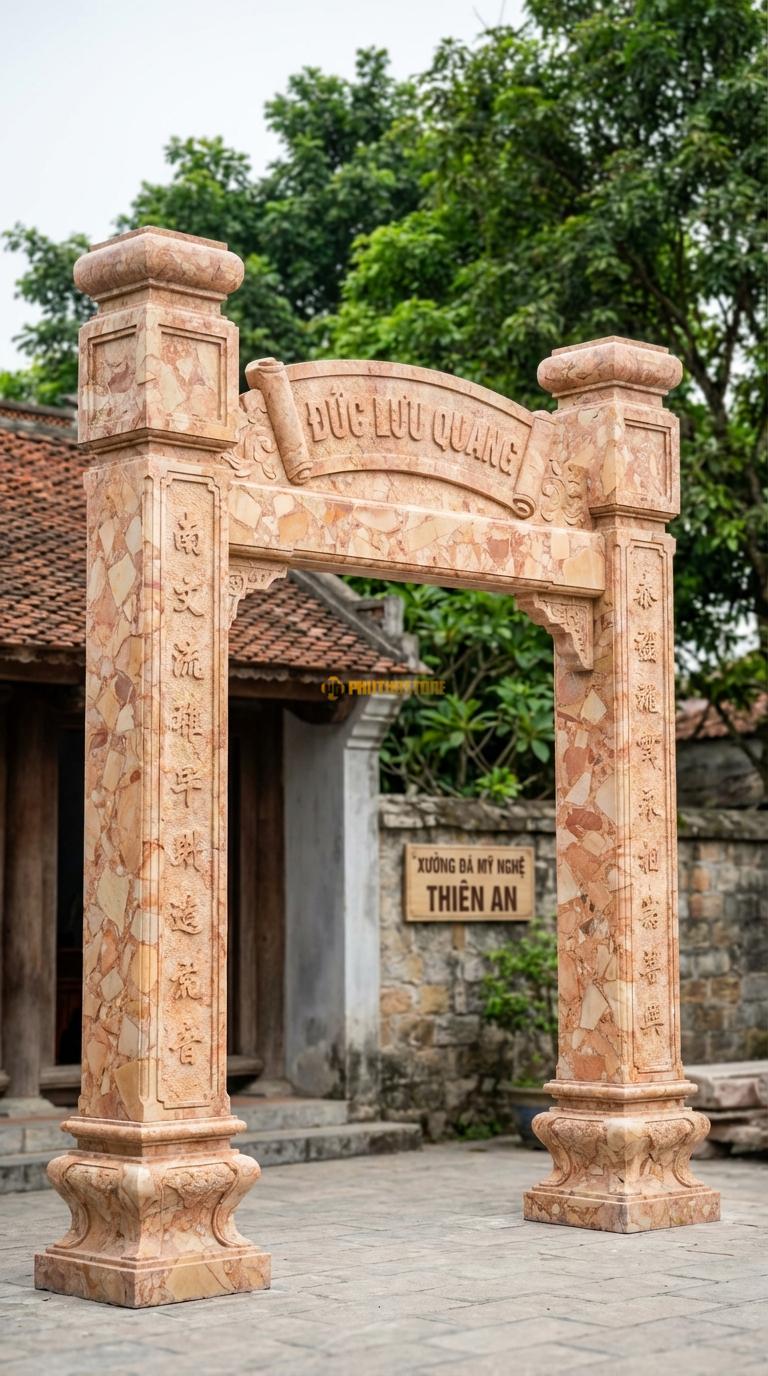 Cổng Tam Quan Đá Hồng Câu Đối Chữ Hán: Cột chạm câu đối, trán cổng chạm cuốn thư “Đức Lưu Quang”. Cột chính vuông 30cm; Cao tổng thể 3m6