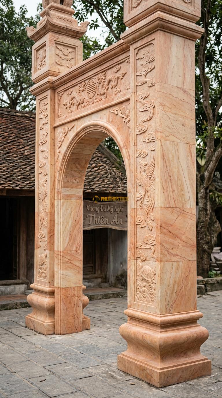 Cổng Tam Quan Đá Hồng Cổng Vòm Cuốn: Cửa giữa hình vòm cung, trán cổng chạm “Ngũ Phúc”. Chân tảng 45x45cm; Rộng lọt sáng 2m55