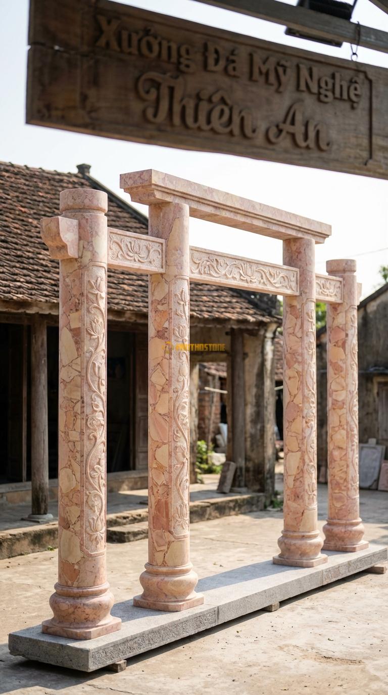 Cổng Tam Quan Đá Hồng Sen Hóa: Họa tiết dây sen mềm mại chạy dọc cột, phù hợp cổng chùa. Cột tròn đường kính 35cm; Rộng phủ bì 3m68