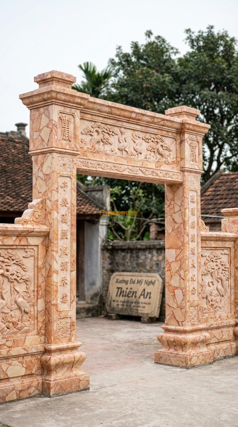 Cổng Tam Quan Đá Hồng Tùng Hạc Diên Niên: Vách cổng chạm hạc dưới gốc tùng. Cột chính vuông 32cm; Rộng phủ bì 3m42