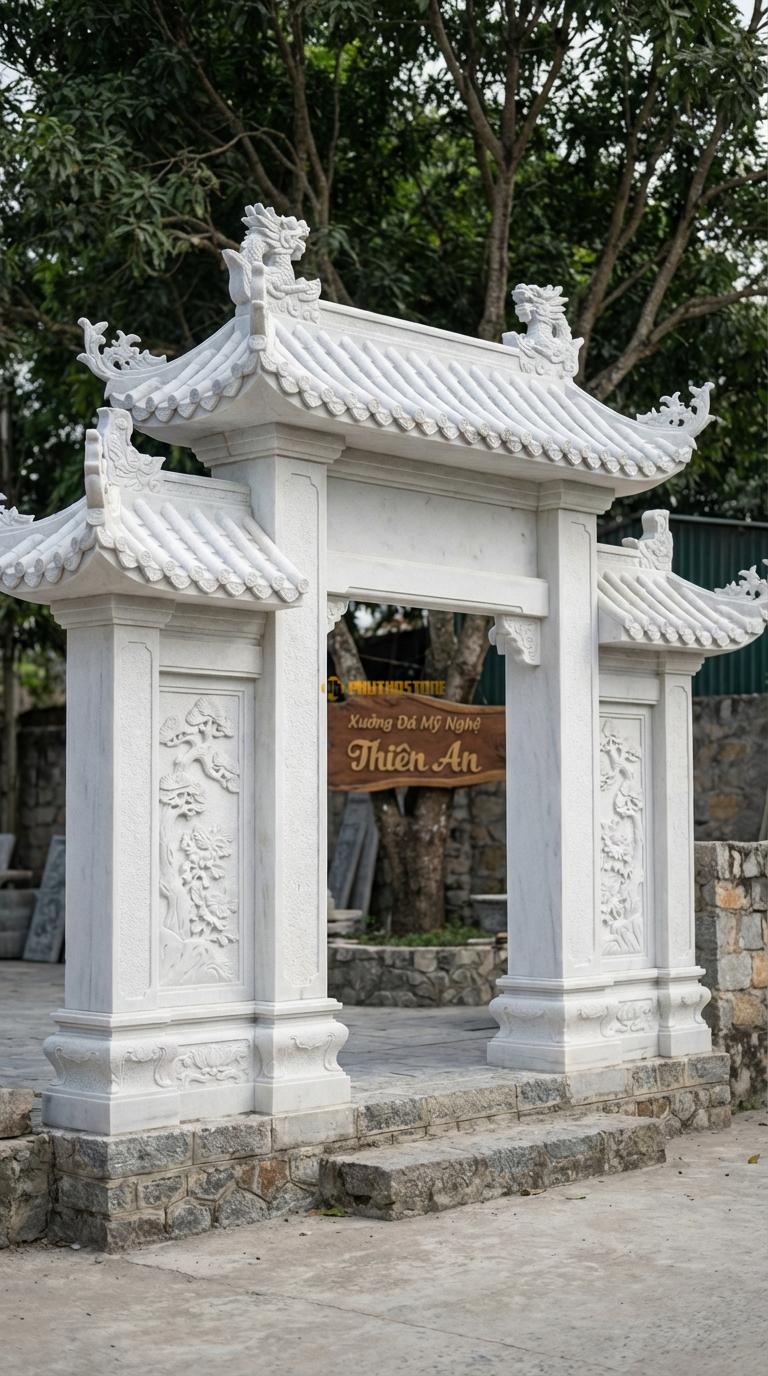 Cổng Tam Quan Đá Trắng Muối Mái Chùa Cổ: Ngói ống, đao rồng kìm nóc. Vách chạm Tùng – Cúc. Cột chính vuông 30cm; Rộng phủ bì 3m22