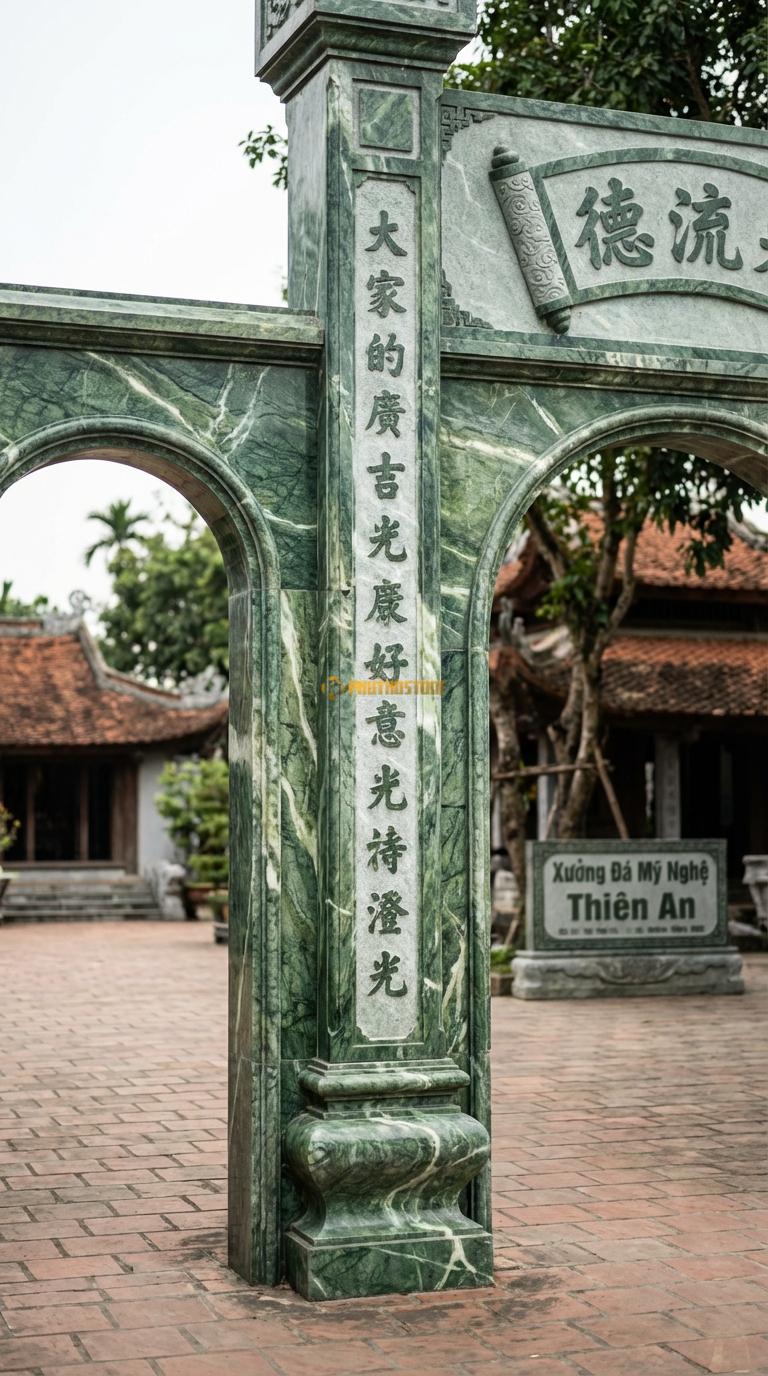 Cổng Tam Quan Đá Xanh Ấn Câu Đối Chữ Hán: Cột chạm câu đối, trán cổng chạm cuốn thư “Đức Lưu Quang”. Cột chính vuông 30cm; Cao tổng thể 3m6