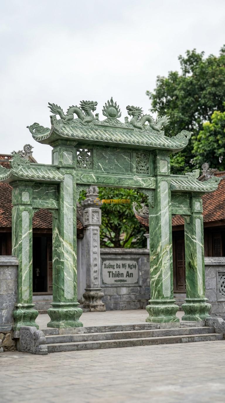 Cổng Tam Quan Đá Xanh Ấn Lưỡng Long Chầu Nguyệt: Đỉnh mái đặt mặt nguyệt lửa, đầu đao mây. Cột chính vuông 35cm; Rộng phủ bì 4m15