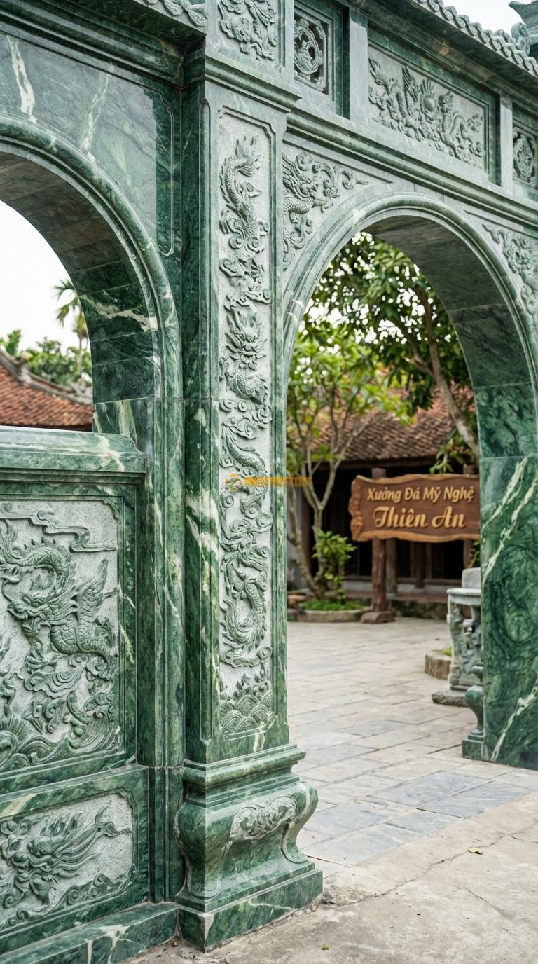 Cổng Tam Quan Đá Xanh Ấn Tứ Linh (Long Lân Quy Phụng): Chạm khắc kỹ trên 4 mặt cột và vách. Cột chính vuông 40cm; Rộng phủ bì 5m30