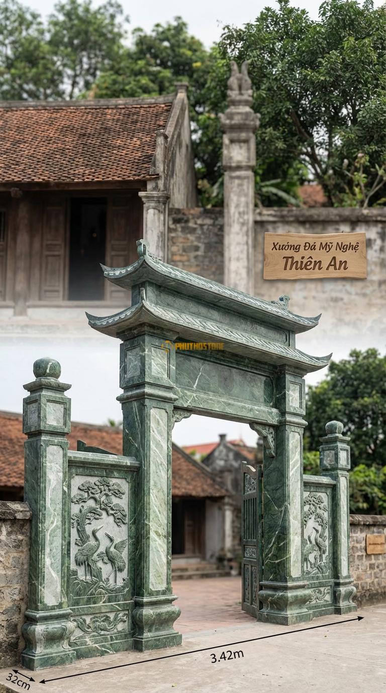 Cổng Tam Quan Đá Xanh Ấn Tùng Hạc Diên Niên: Vách cổng chạm hạc dưới gốc tùng. Cột chính vuông 32cm; Rộng phủ bì 3m42