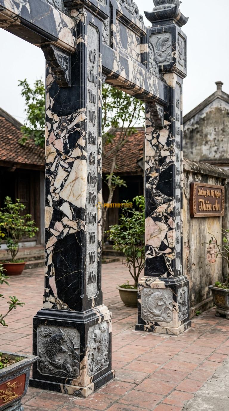 Cổng Tứ Trụ Đá Da Báo Cá Chép Vượt Vũ Môn: Chạm khắc dưới chân tảng hoặc thân cột. Cột chính vuông 35cm; Rộng lối đi chính 3m5