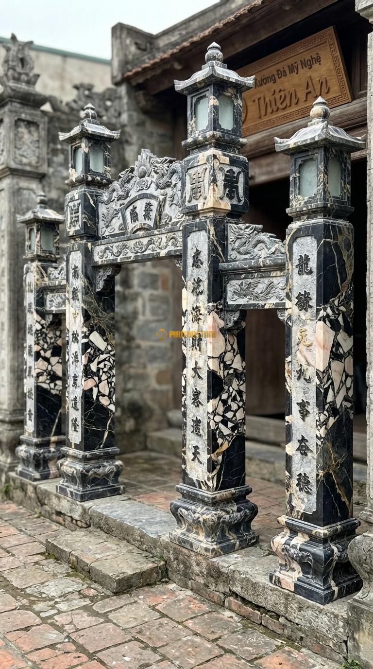 Cổng Tứ Trụ Đá Da Báo Lồng Đèn: Đỉnh cột có ô lồng đèn lắp kính/đá để thắp sáng. Cột chính vuông 35cm; Rộng lối đi chính 3m2